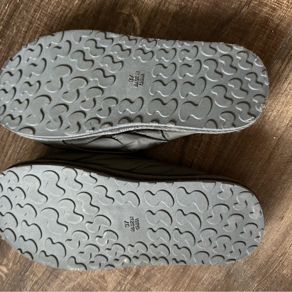 SKIMS Quilted Slide Slippers size 37 - Picture 4 of 4